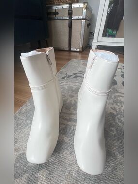 Journee Women's Ivory Ankle Boots with Side Zipper